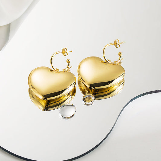 Aretes de corazón dorados