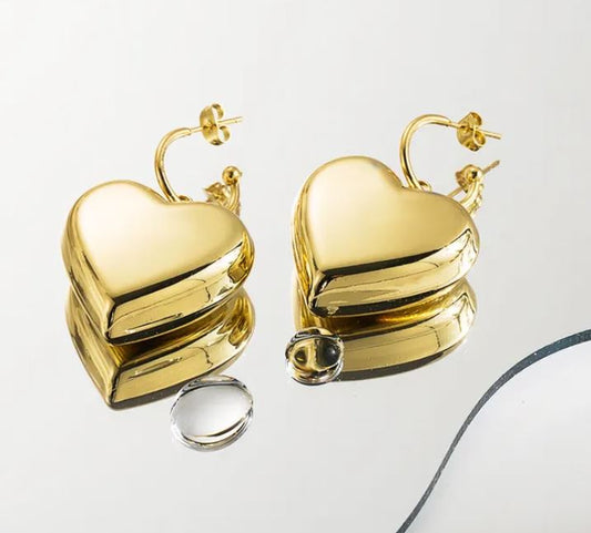 Aretes de corazón dorados
