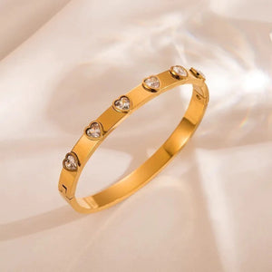 Brazalete dorado con circonias de corazón Brazalete dorado con circonias de corazón