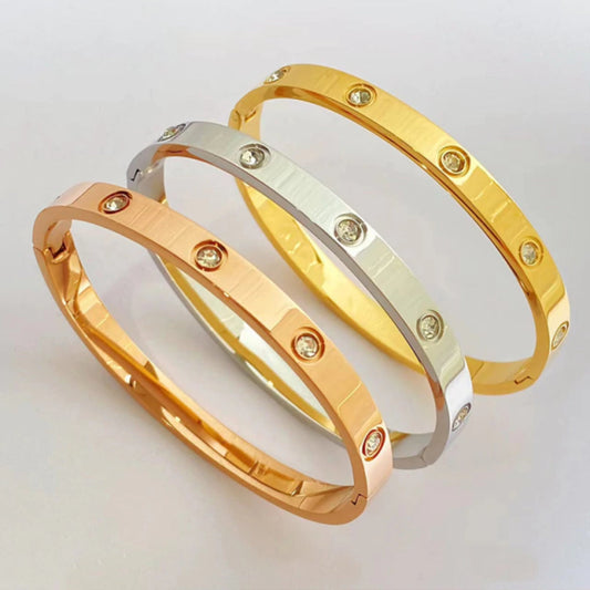 Brazalete plateado con diamantes