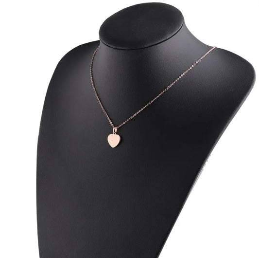 Dije de corazón pequeño plateado