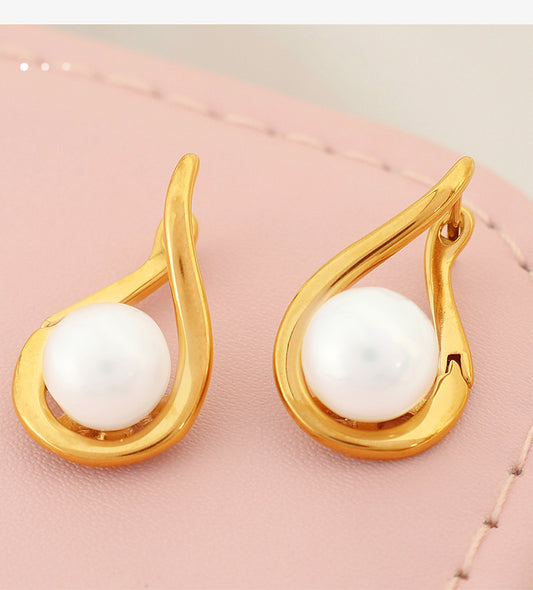 Aretes elegantes con perla en forma de gota