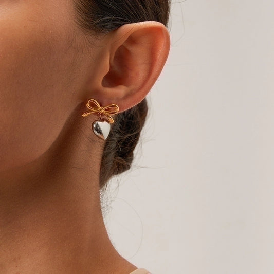 Aretes románticos de corazón con moño