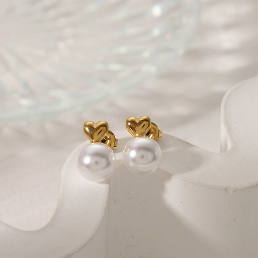 Aretes broqueles con perla y corazón