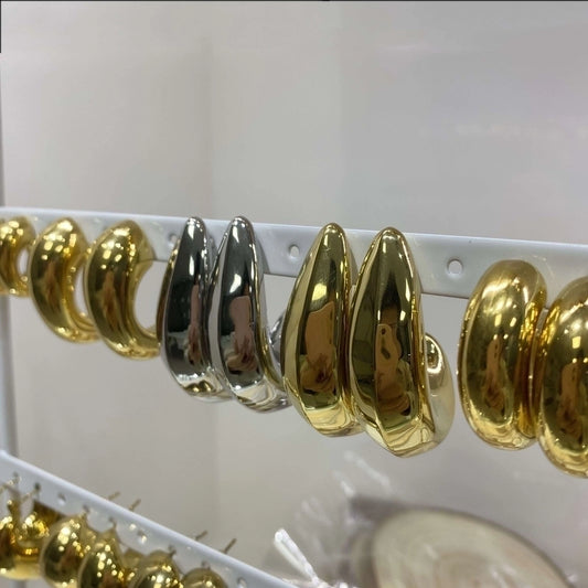 Aretes estilo chunky dorados plateados curvos formal casual