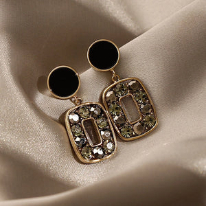 Aretes casuales en tendencia negros Aretes casuales en tendencia negros