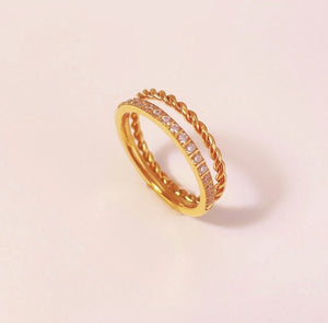 Anillo doble con circonias trenzado dorado Anillo doble con circonias trenzado dorado