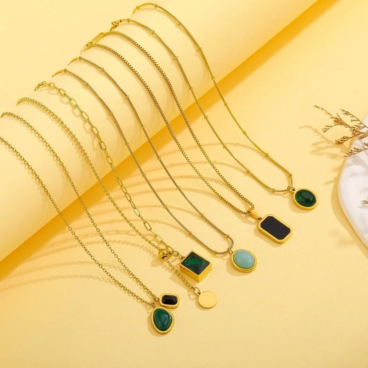 Collar básico con piedras colores neutros tendencia casual