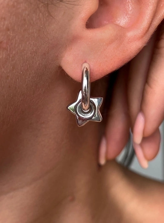 Aretes estilo huggies corazón estrella casual