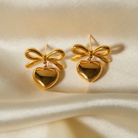 Aretes románticos de corazón con moño