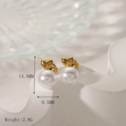 Aretes broqueles con perla y corazón