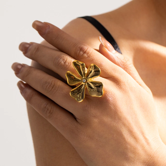 Anillo de flor grande con circonia