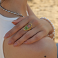 Anillo elegante de flores encapsuladas