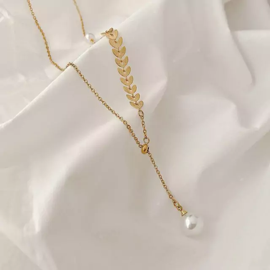 Collar con naturaleza dorado y perla