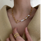 Collar geométrico elegante con perlas