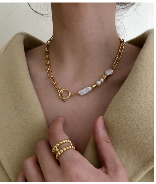 Collar geométrico elegante con perlas