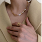 Collar geométrico elegante con perlas