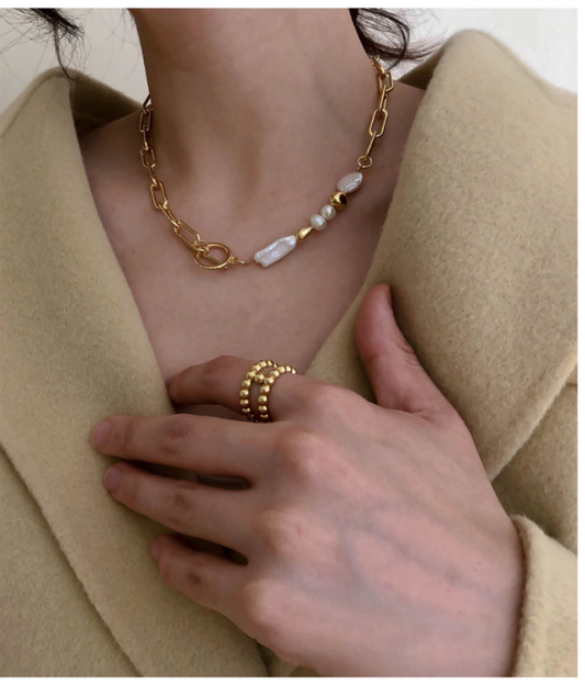 Collar geométrico elegante con perlas