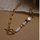 Collar geométrico elegante con perlas