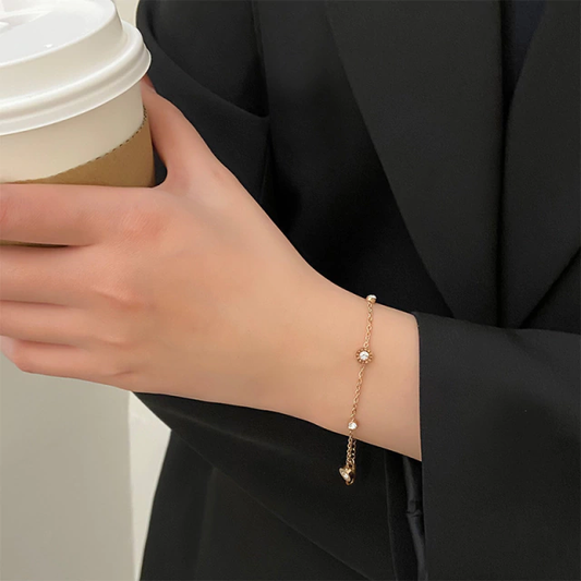 Pulsera dorada con mini círculos y diamantes