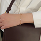 Pulsera dorada con mini círculos y diamantes