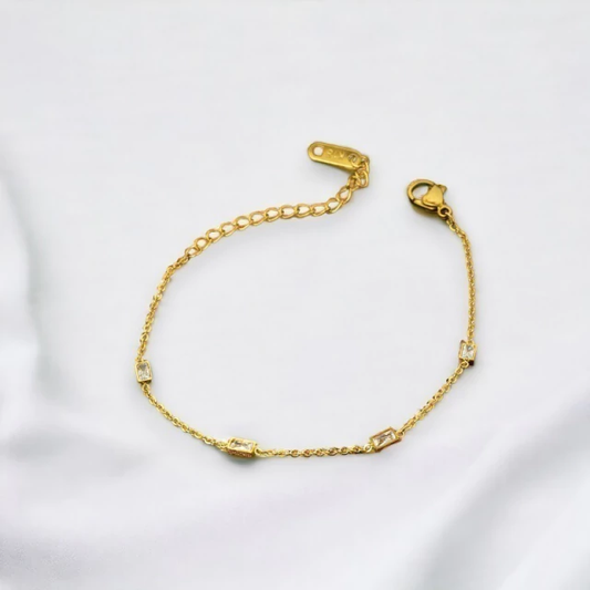 Pulsera minimalista con diamantes rectangulares pequeños