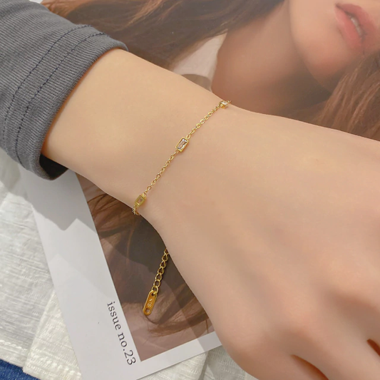 Pulsera minimalista con diamantes rectangulares pequeños