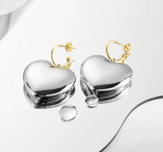 Aretes de corazón plateados