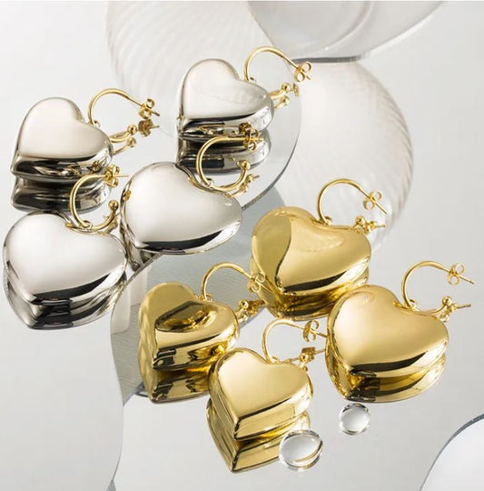 Aretes de corazón plateados