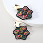 Aretes de flor bordados