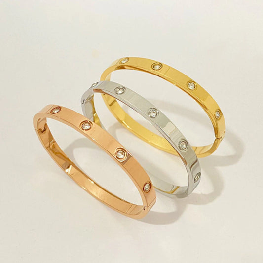 Brazalete plateado con diamantes