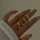 Anillo abierto cruzado