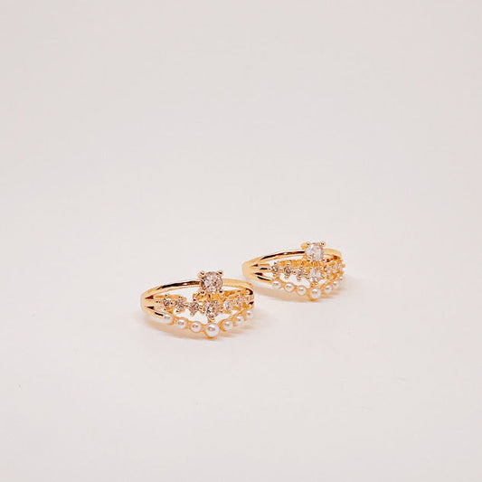 Anillo con brillos y perlas dorado