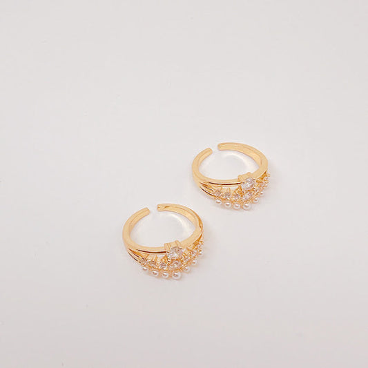 Anillo con brillos y perlas dorado