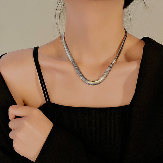 Collar estilo  panza de víbora tendencia básica formal