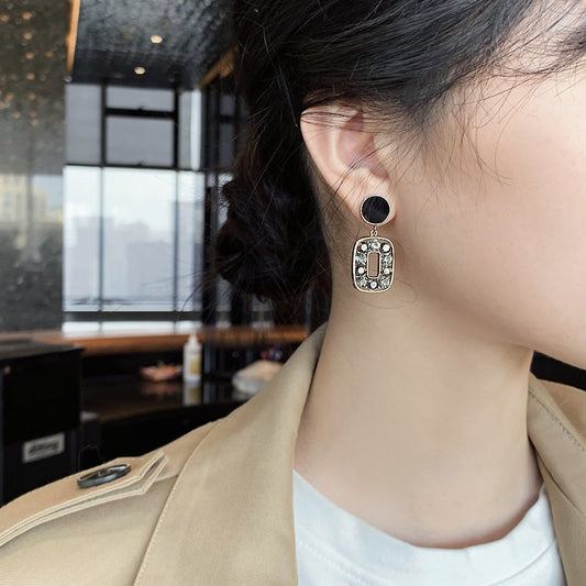 Aretes casuales en tendencia negros