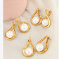 Aretes elegantes con perla en forma de gota