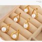 Aretes elegantes con perla en forma de gota