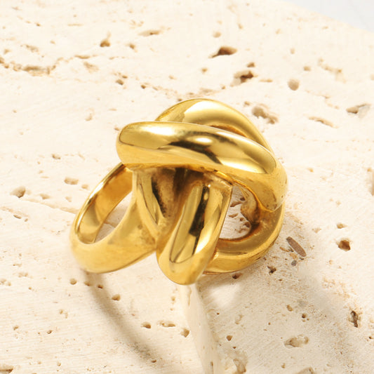 Anillo estilo chunky nudo grande tendencia