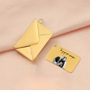 Sobre con mensaje especial color dorado