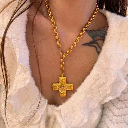 Collar de cruz estilo chunky casual tendencia