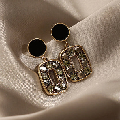 Aretes casuales en tendencia negros