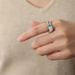 Anillo rectangular con piedras corazón cristal casual formal