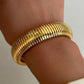 Pulsera estilo brazalete dorado chunky tendencia