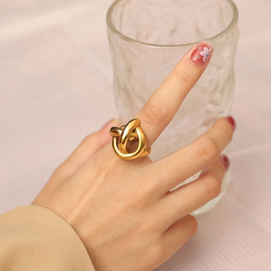 Anillo estilo chunky nudo grande tendencia