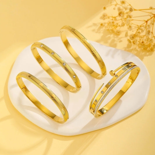 Brazaletes de acero de titanio con piedras de cristal