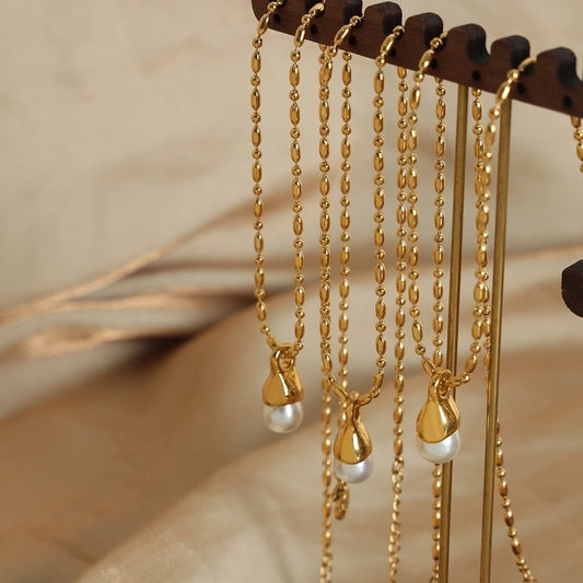 Collar elegante con perla invertida colgante