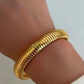 Pulsera estilo brazalete dorado chunky tendencia