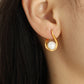 Aretes elegantes con perla en forma de gota