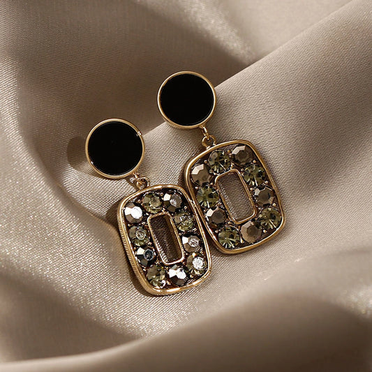 Aretes casuales en tendencia negros
